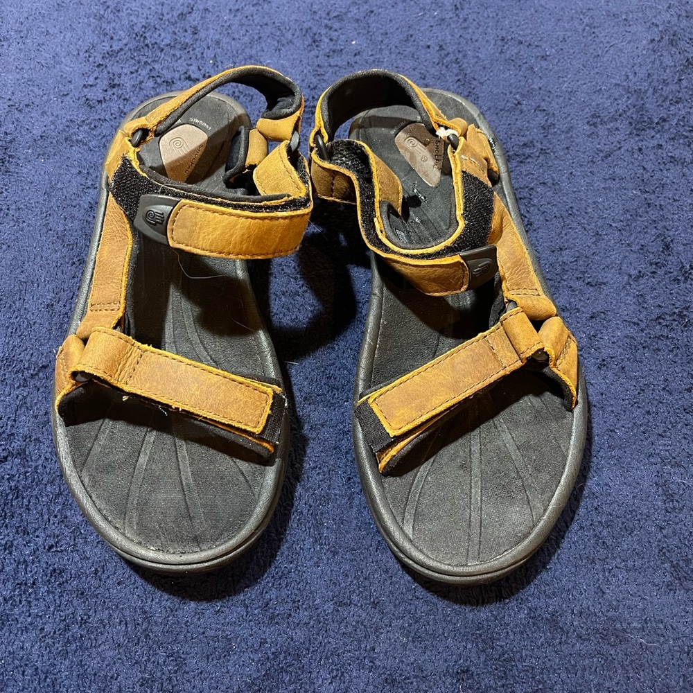 Brown Teva sandals! Size 6!  Very good condition!